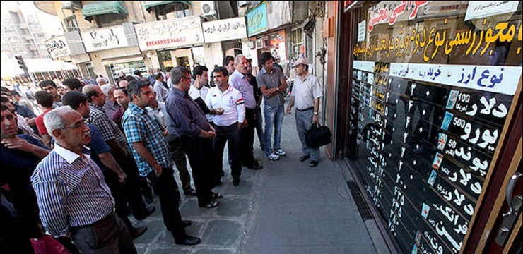 تشکیل صفهای فروش دلار در فردوسی تشکیل صفهای فروش دلار در فردوسی