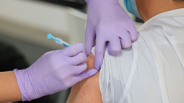 دانشجویان تا اوایل مهرماه یک دوز واکسن دریافت میکنند دانشجویان تا اوایل مهرماه یک دوز واکسن دریافت میکنند