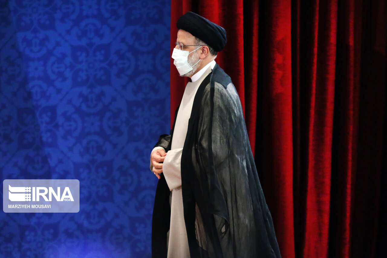 انتخاب رئیسی به معنای بازگشت به آرمان های ایدئولوژیک انقلاب است/اگر رئیسی نتواند زندگی ایرانیان را بهبود بخشد نظام خود را در بحرانی بزرگ تر خواهد دید رئیسی