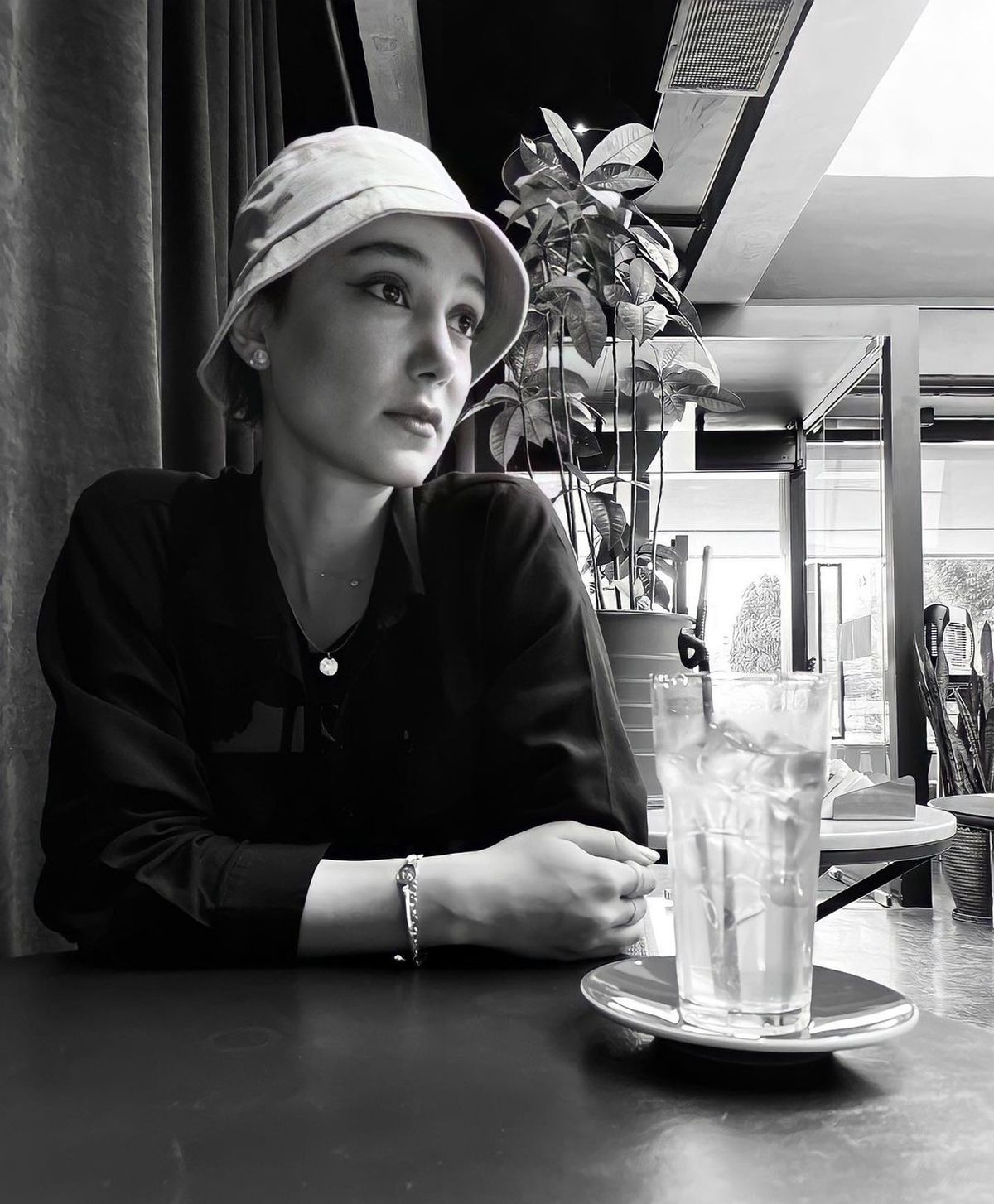 معشوقه مهدی پاکدل بدون حجاب در کافه ! + عکس ساقی حاجی پور