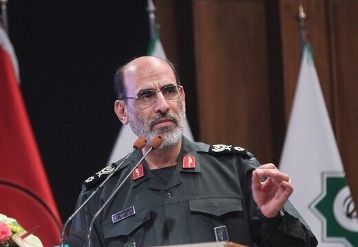 بعضیها نامه نوشتند و از رهبری خواستند تا با آمریکا کنار بیاییم بعضیها نامه نوشتند و از رهبری خواستند تا با آمریکا کنار بیاییم