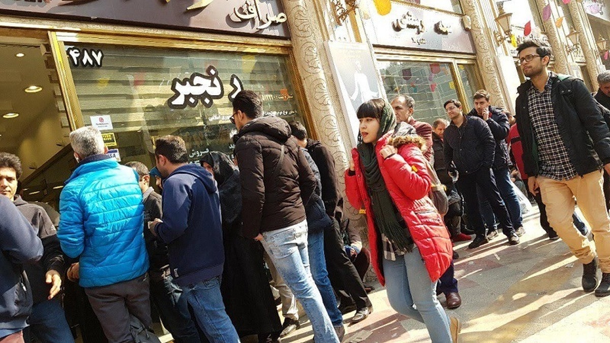 جزییات برنامه پرسروصدای بانک مرکزی برای کنترل بازار ارز/ خرید ۵۰۰۰ یورو با نرخ دولتی برای چه کسانی امکانپذیر است؟ جزییات برنامه پرسروصدای بانک مرکزی برای کنترل بازار ارز/ خرید ۵۰۰۰ یورو با نرخ دولتی برای چه کسانی امکانپذیر است؟