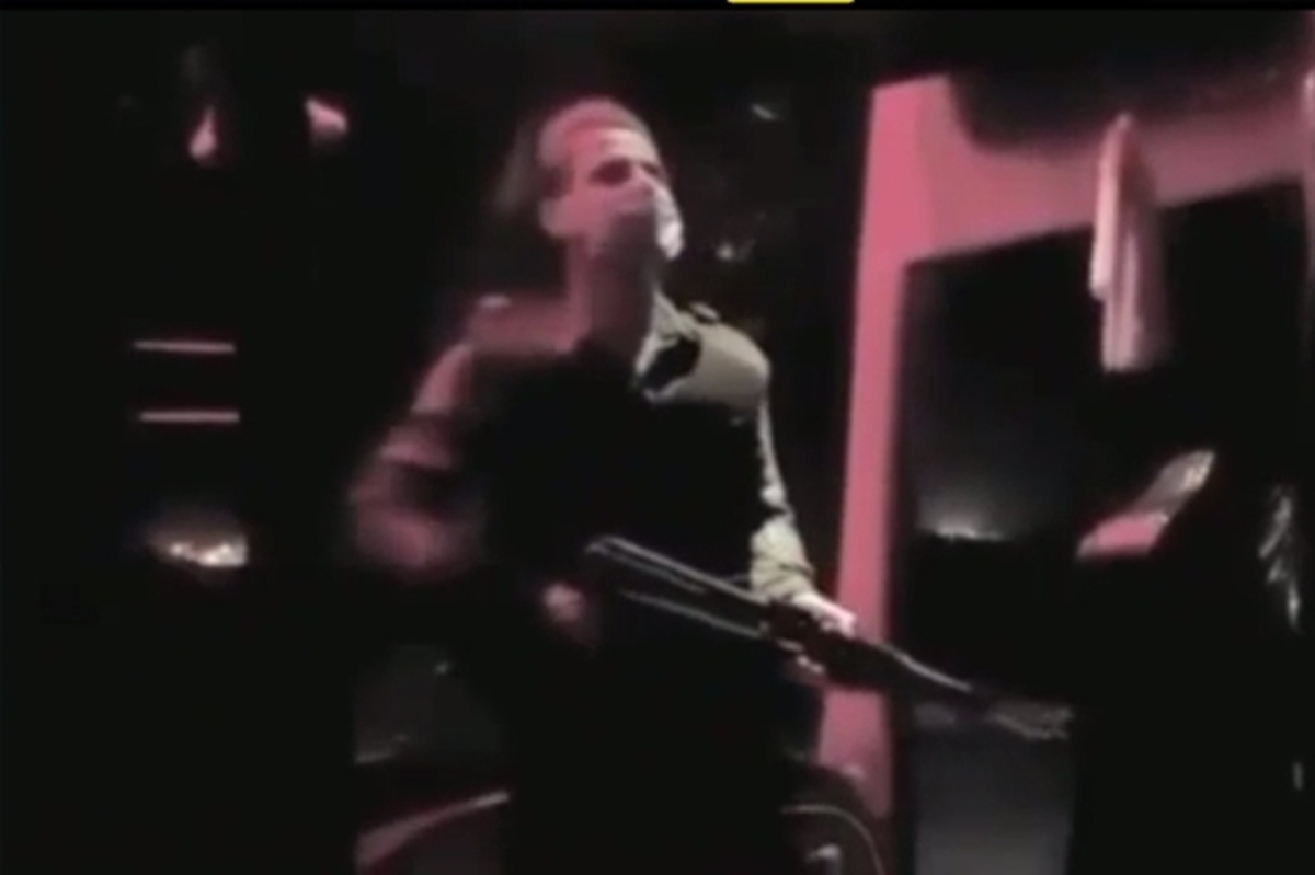 فیلم | لحظات تکاندهنده راهزنی مسلحانه از مسافران اتوبوس در جاده مسجدسلیمان به اهواز! فیلم | لحظات تکاندهنده راهزنی مسلحانه از مسافران اتوبوس در جاده مسجدسلیمان به اهواز!