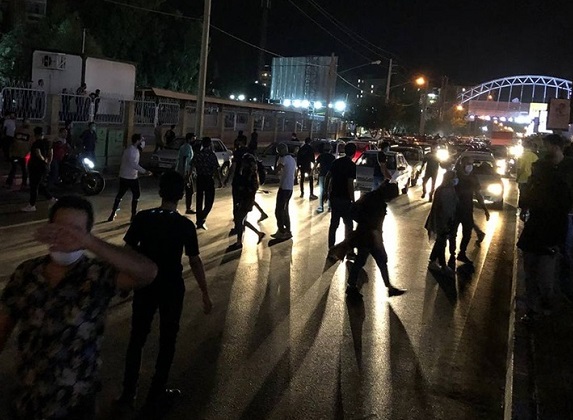 تسنیم از قول یک منبع آگاه امنیتی: بیش از ۱۲۰۰ نفر از عاملان مؤثر در اتفاقات اخیر شناسایی شدهاند تسنیم از قول یک منبع آگاه امنیتی: بیش از ۱۲۰۰ نفر از عاملان مؤثر در اتفاقات اخیر شناسایی شدهاند