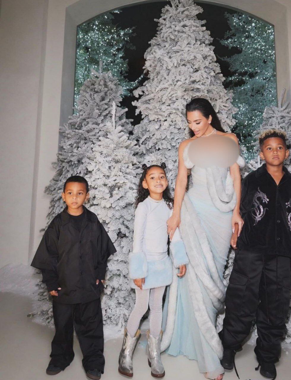 لباس کریسمسی شیک کیم کارداشیان + عکس لباس کریسمسی شیک کیم کارداشیان + عکس