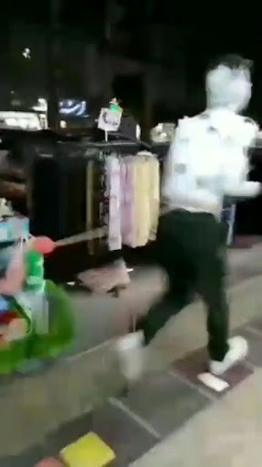 دو فرد با پوشش و گریم «سگ» در اصفهان دو فرد با پوشش و گریم «سگ» در اصفهان