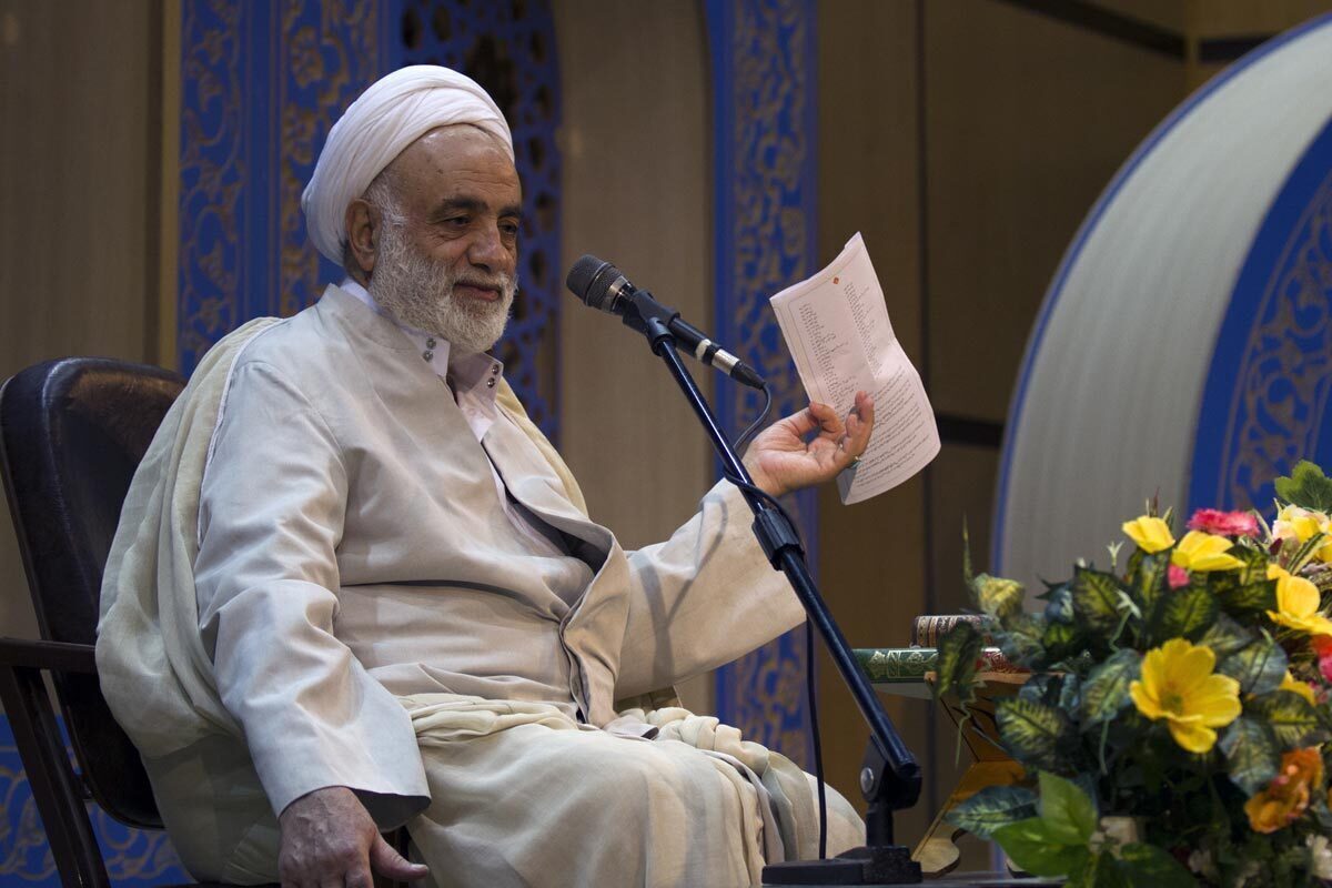 انتقاد روزنامه جمهوری اسلامی از قرائتی: برای نماز خوان کردن مردم از بیت‌المال، بودجه می‌خواهید؟