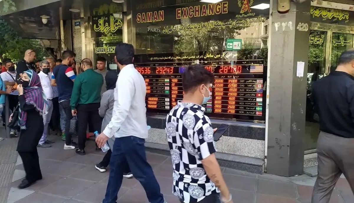 هجوم مردم برای خرید دلار/ماجرای بازگشت صف به بازار دلار چیست هجوم مردم برای خرید دلار/ماجرای بازگشت صف به بازار دلار چیست