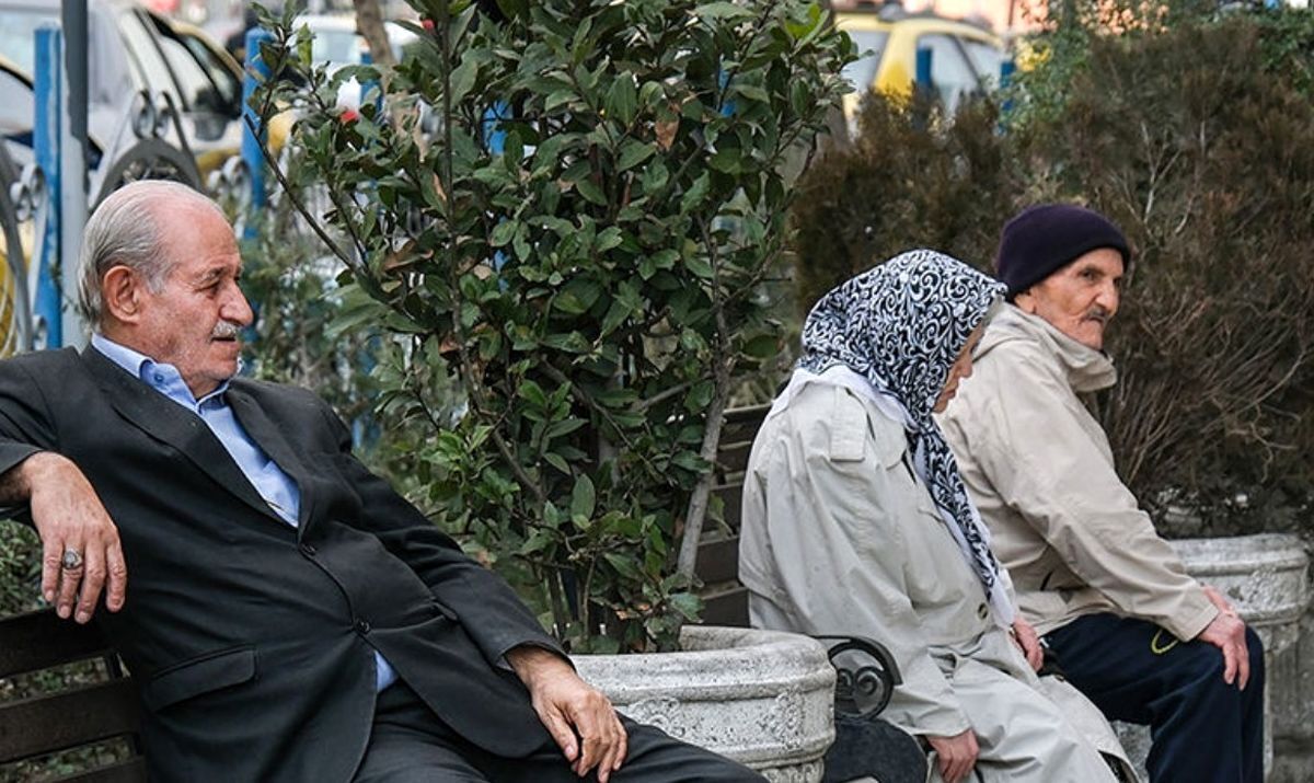 انتقاد بازنشستگان به پیشنهاد دولت در بخشنامه بودجه سال آینده: با ۲۰ درصد افزایش، حقوق ما به نصف خط فقر هم نمی‌رسد/ منِ بازنشسته باید توی پارک چادر بزنم!