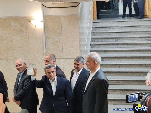 احمدینژاد داوطلب کاندیداتوری انتخابات ریاستجمهوری شد احمدینژاد داوطلب کاندیداتوری انتخابات ریاستجمهوری شد