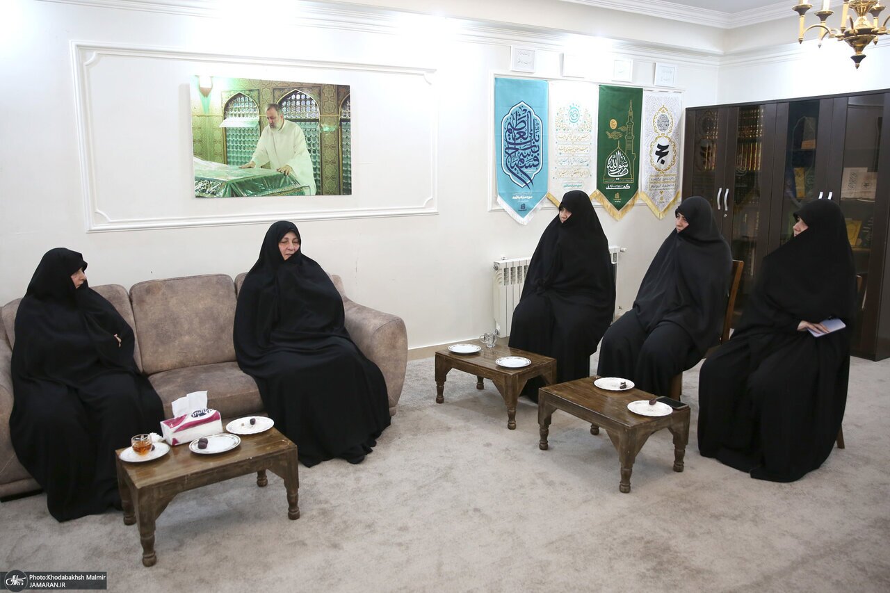 عکس جدید از جمیله علم الهدی و دخترانِ عزادارش /عروس امام هم بود