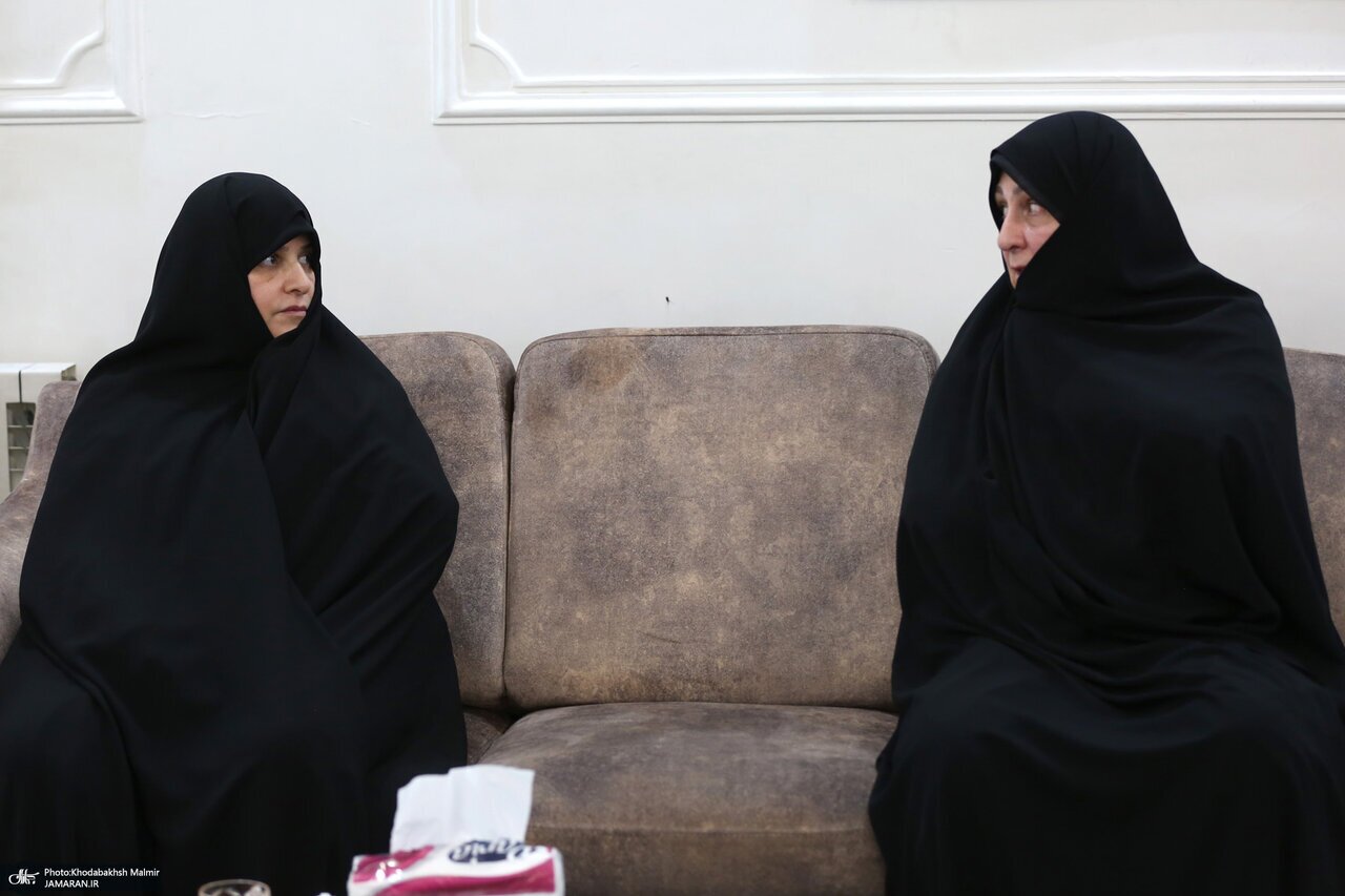 عکس جدید از جمیله علم الهدی و دخترانِ عزادارش /عروس امام هم بود