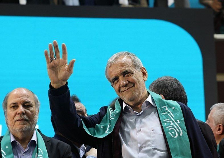 مسعود پزشکیان: آزادی حق همه انسانهاست که در بسیاری از موارد آن را قربانی کردیم/ اگر به قدرت برسم اجازه نخواهم داد کسی را به خاطر عقیده از دانشگاه اخراج کنند یا پاسخ کارمندی را با باتوم بدهند/ نماینده مردم در دولت خواهم بود نه رئیس آنها مسعود پزشکیان: آزادی حق همه انسانهاست که در بسیاری از موارد آن را قربانی کردیم/ اگر به قدرت برسم اجازه نخواهم داد کسی را به خاطر عقیده از دانشگاه اخراج کنند یا پاسخ کارمندی را با باتوم بدهند/ نماینده مردم در دولت خواهم بود نه رئیس آنها