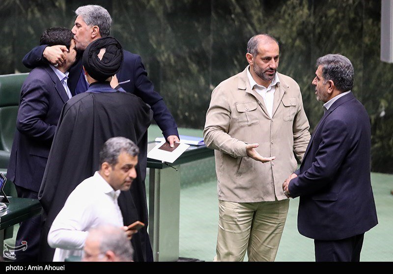 تصاویری متفاوت از روبوسیها در صحن مجلس