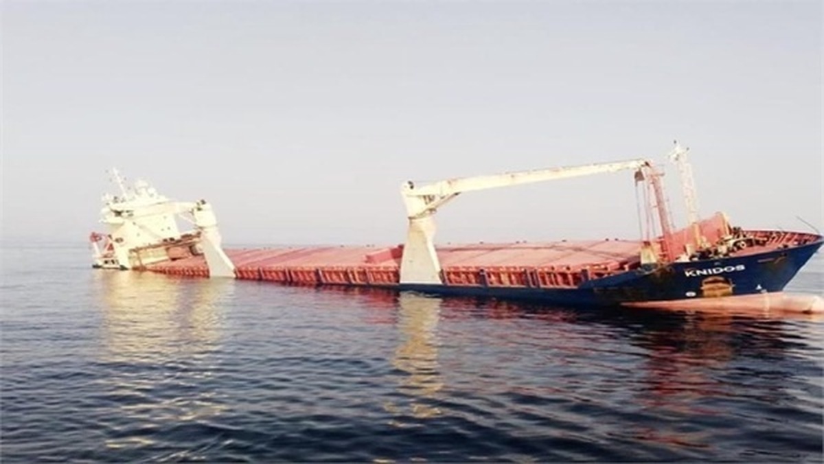 نجات خدمه یک کشتی خارجی در آبهای کیش