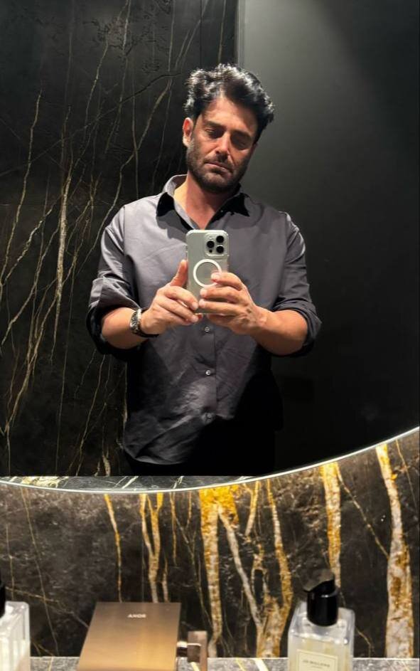 سلفی گلزار در آینه با قیافهای جدی و درهمرفته!