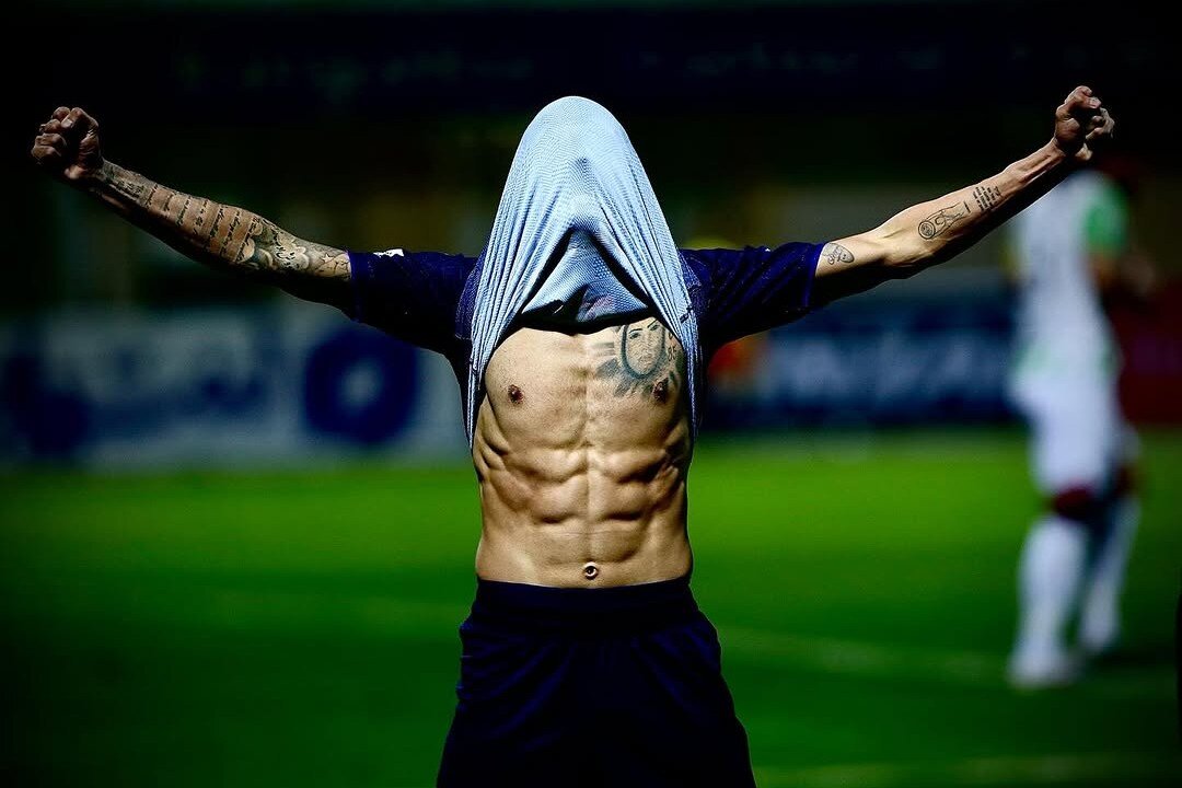 از استقلالیها دلخور شدم ولی فوتبال حرفهای همین است؛ مدیون مادرم هستم و گلهایم را به او تقدیم میکنم