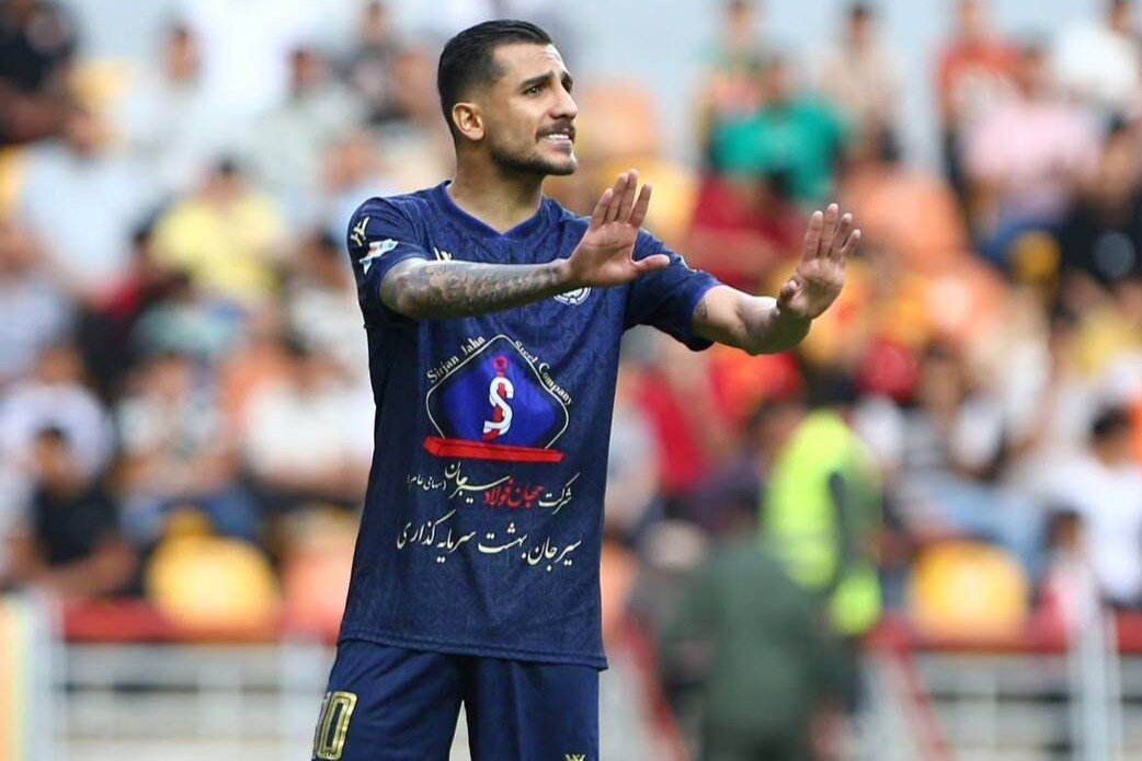 از استقلالیها دلخور شدم ولی فوتبال حرفهای همین است؛ مدیون مادرم هستم و گلهایم را به او تقدیم میکنم