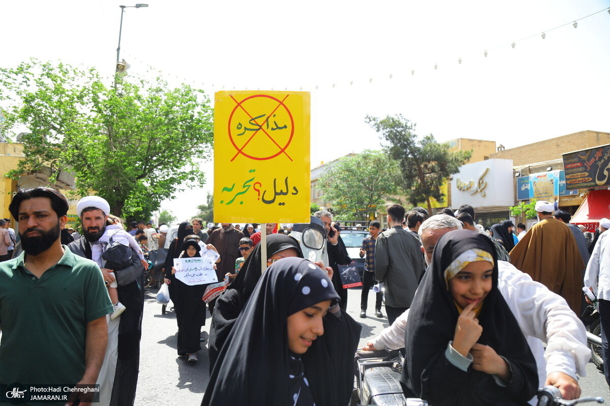 ۲ عکس عجیب علیه مذاکرات ایران و آمریکا در عمان/ مکان: خیابان های قم