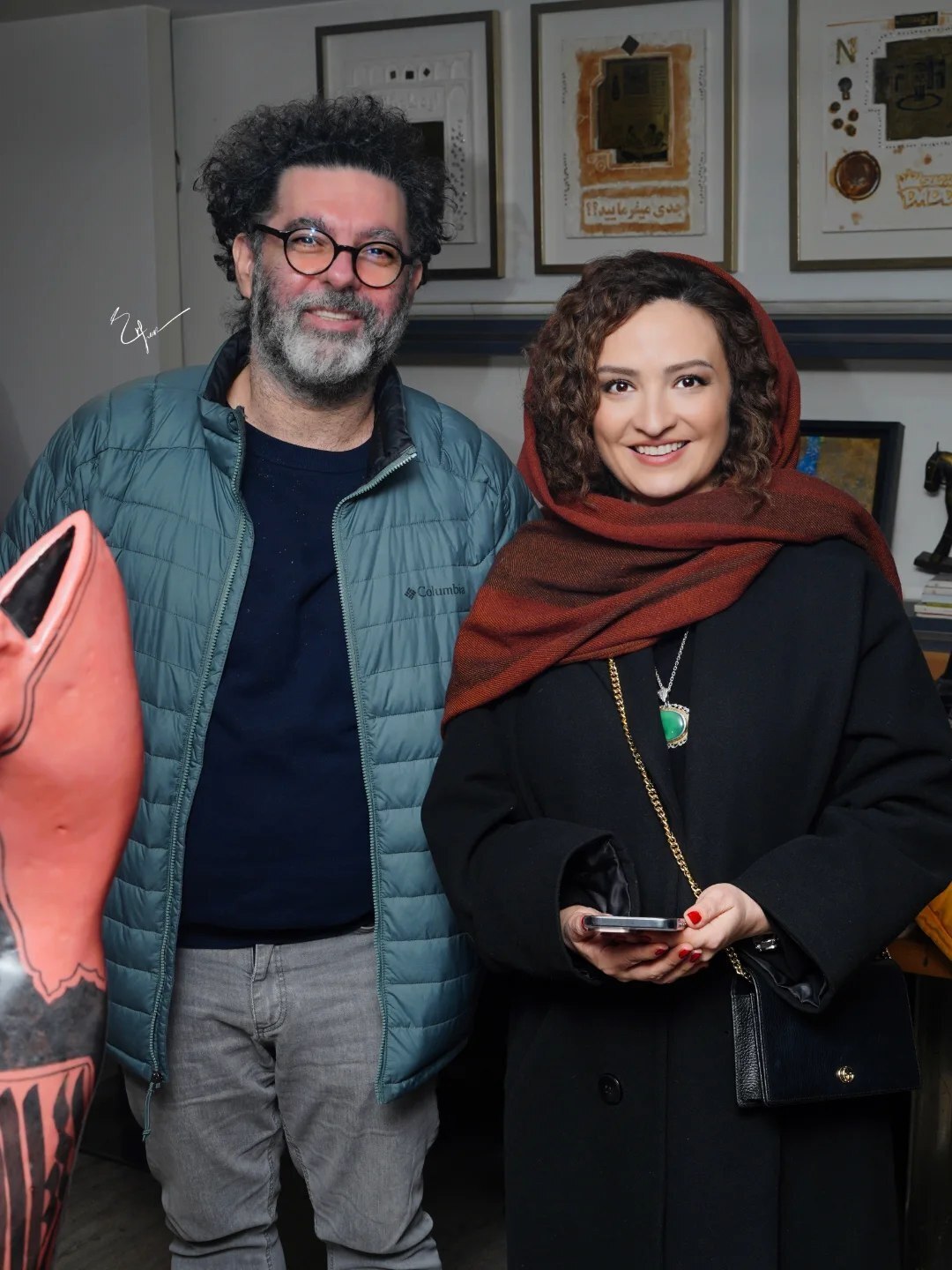 (عکس) گلاره عباسی با استایل خاص و گردنبند زمردین در رونمایی از کتاب شبنم مقدمی