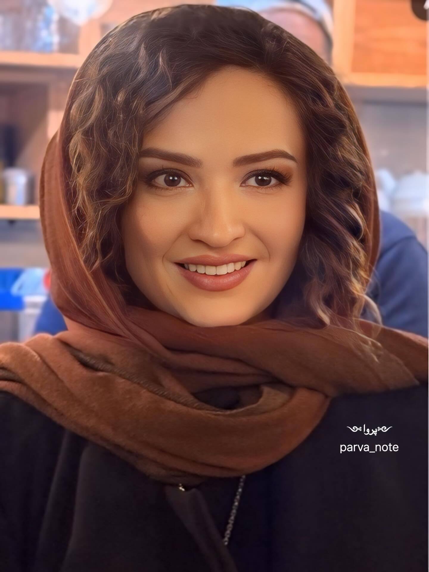 (عکس) گلاره عباسی با استایل خاص و گردنبند زمردین در رونمایی از کتاب شبنم مقدمی