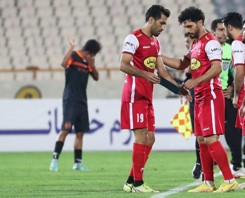 اختلاف نظر اسماعیل کارتال و حمید استیلی بر سر یک بازیکن پرسپولیس؛ یکی میگوید او برود، یکی میگوید بماند! اختلاف نظر اسماعیل کارتال و حمید استیلی بر سر یک بازیکن پرسپولیس؛ یکی میگوید او برود، یکی میگوید بماند!