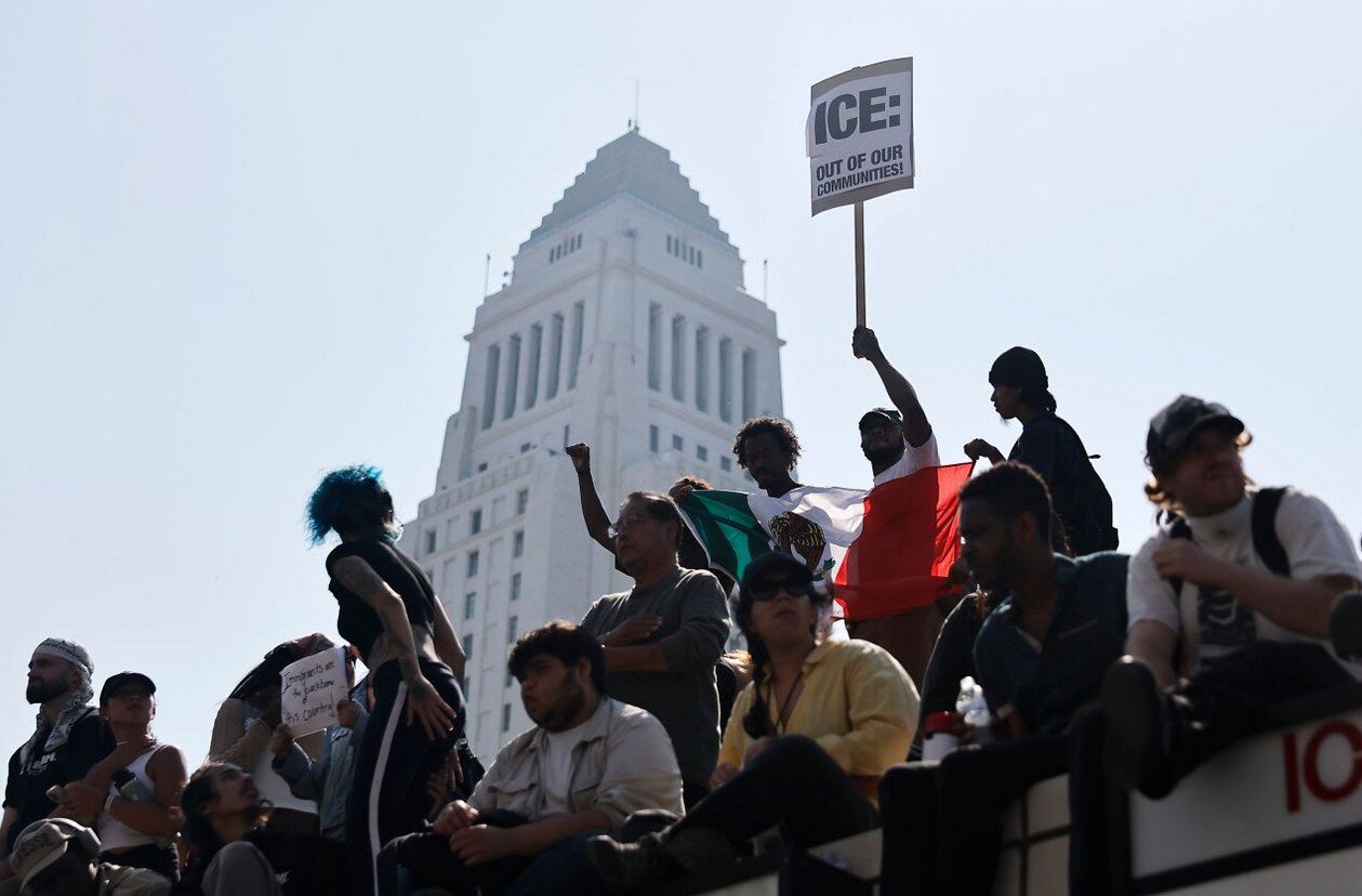 اعزام ۷۰۰ تفنگدار نیروی دریایی و ۲۰۰۰ عضو گارد ملی به لس‌آنجلس/ترامپ اگر آنها تف کنند،ما آنها را خواهیم زد!/بازداشت ۲۴ نفر در برج ترامپ/مردم در وحشت