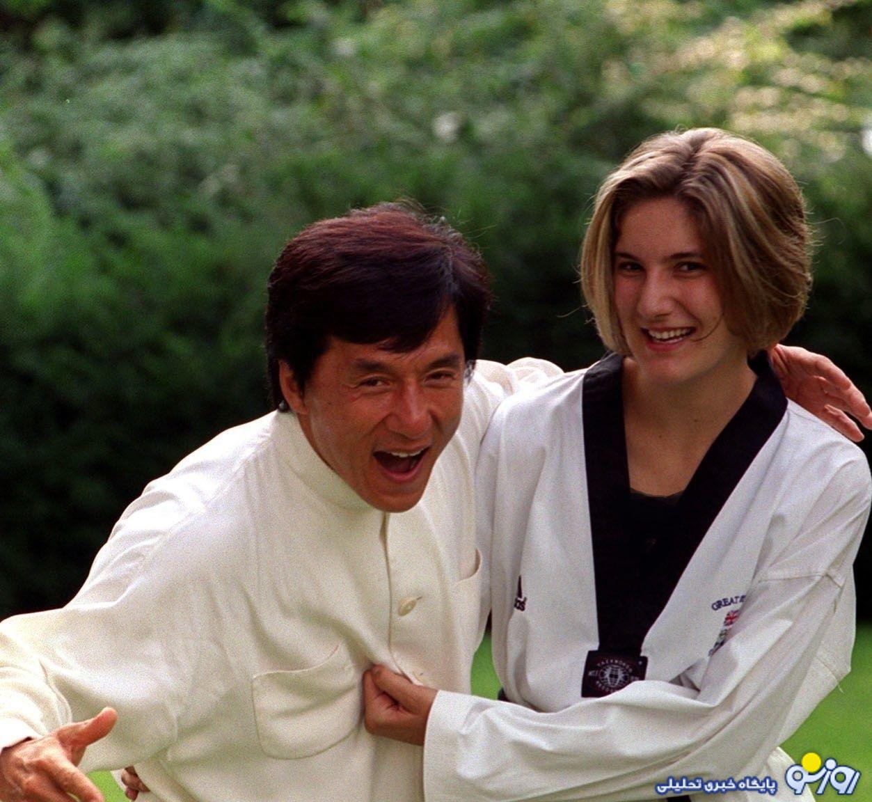 مبارزه «جکی چان با دختر تکواندو کار المپیکی انگلیس»؛ سال 1379/عکس