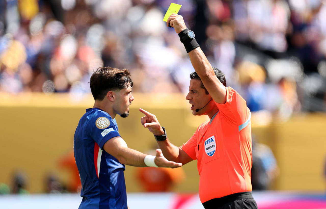 علیرضا فغانی داور ایرانی استرالیایی - فینال جام جهانی باشگاه ها - دادن کارت زرد به پدرو نتو بازیکن چلسی