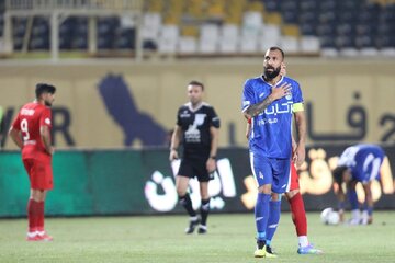 عکس| تصویر نگران کننده از کاپیتان استقلال! عکس| تصویر نگران کننده از کاپیتان استقلال!