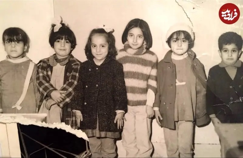 عکسی از کتایون ریاحی کنار دوستانش در یک مهمانی