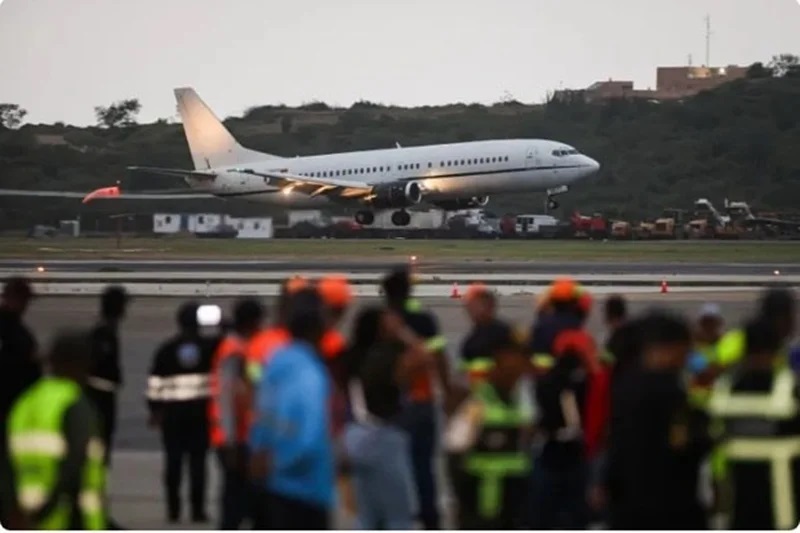 نیویورک تایمز: پرواز اخراج شهروندان ایرانی از آمریکا، شامل افراد اخراجشده از کشورهای عربی و روسیه نیز بود / اتباع عرب و روس در مصر از هواپیما پیاده میشوند؛ ایرانیها سپس به کویت پرواز میکنند تا در آنجا سوار یک هواپیمای چارتر کویتی شوند و به تهران بروند/ دولت ترامپ با تهران به توافقی دست یافته تا ۲ هزار شهروند ایرانیِ در معرض اخراج را با هواپیماهای چارتر به تهران بفرستد نیویورک تایمز: پرواز اخراج شهروندان ایرانی از آمریکا، شامل افراد اخراجشده از کشورهای عربی و روسیه نیز بود / اتباع عرب و روس در مصر از هواپیما پیاده میشوند؛ ایرانیها سپس به کویت پرواز میکنند تا در آنجا سوار یک هواپیمای چارتر کویتی شوند و به تهران بروند/ دولت ترامپ با تهران به توافقی دست یافته تا ۲ هزار شهروند ایرانیِ در معرض اخراج را با هواپیماهای چارتر به تهران بفرستد