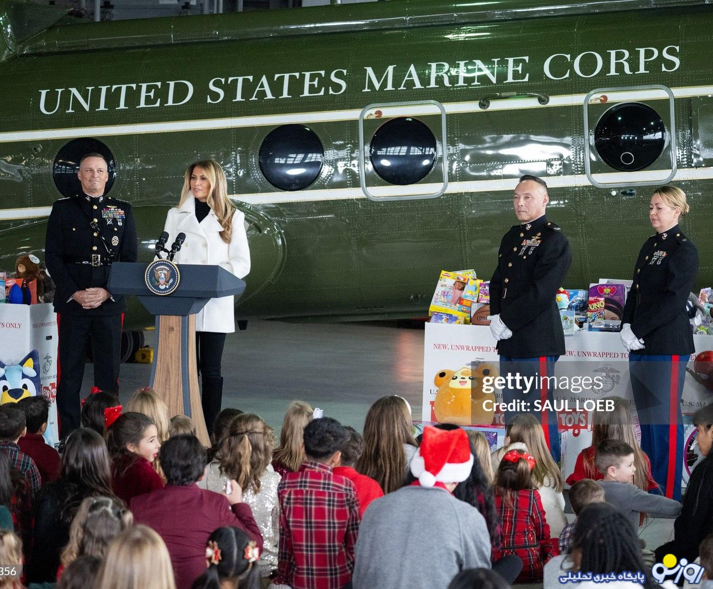 حاشیه دار شدن عکسهای کریسمسی ملانیا ترامپ و بابانوئل حاشیه دار شدن عکسهای کریسمسی ملانیا ترامپ و بابانوئل