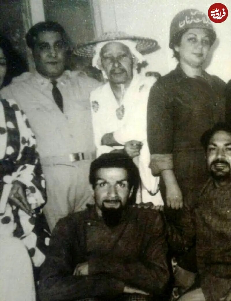 عکس/ حمیده خیرآبادی در ۳۷ سالگی و در پشت صحنه یک تئاتر؛ سال ۱۳۴۰