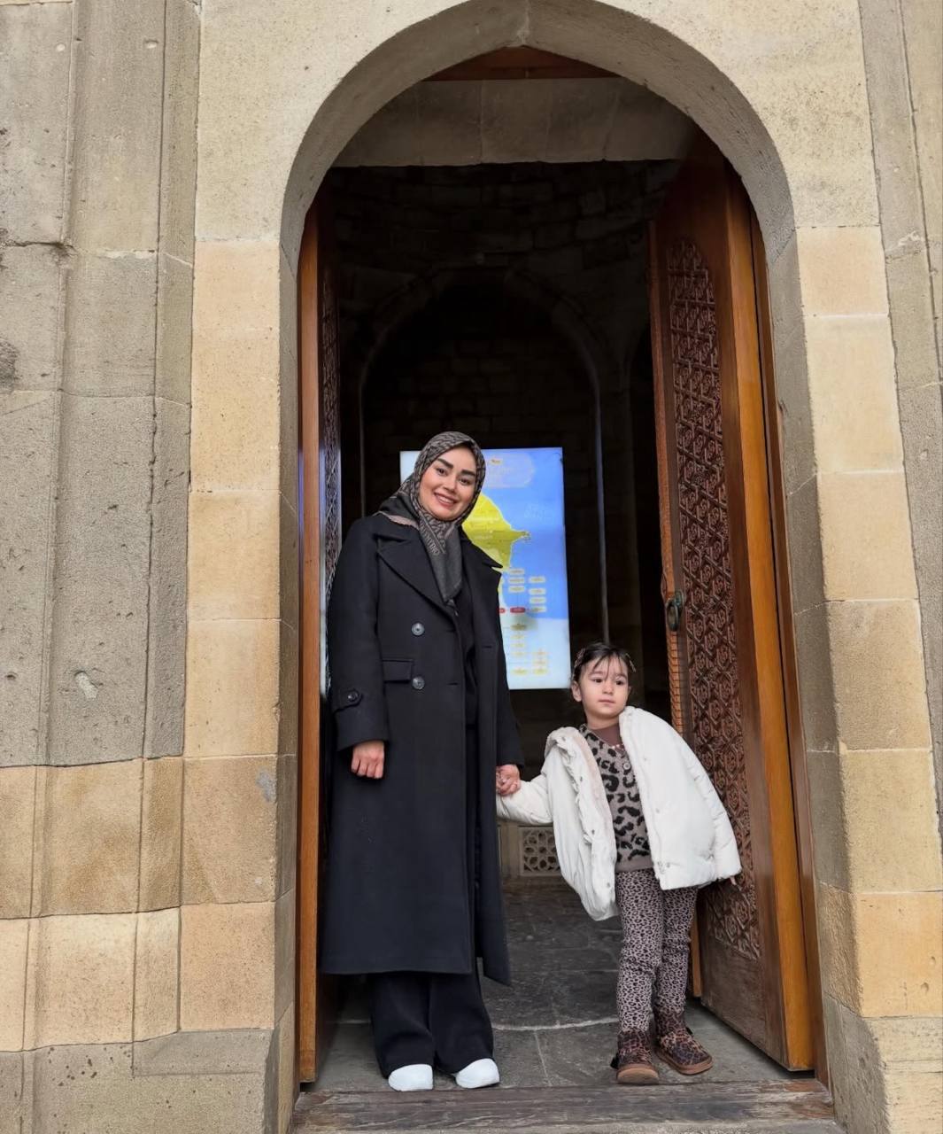 تصاویر| همسر و دختر عباس عراقچی در سفر به باکو