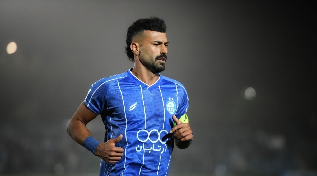 رضاییان دوباره حاشیهساز شد؛ از پرتاب پیراهن تا کوبیدن کتانی +عکس رضاییان