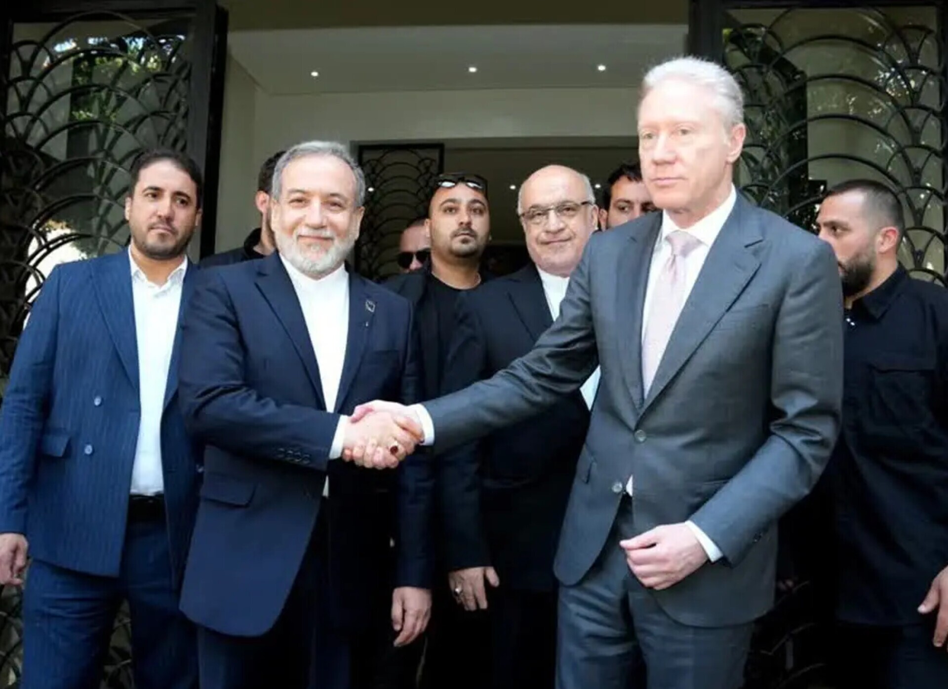 عراقچی: تصمیم وزیر خارجه لبنان برای استقبال نکردن از دعوت ما برای سفر به ایران، مایه شگفتی است/ وزرای خارجه کشورهایی که روابط برادرانه دارند، نیازی به «محل بیطرف» برای دیدار ندارند عراقچی: تصمیم وزیر خارجه لبنان برای استقبال نکردن از دعوت ما برای سفر به ایران، مایه شگفتی است/ وزرای خارجه کشورهایی که روابط برادرانه دارند، نیازی به «محل بیطرف» برای دیدار ندارند