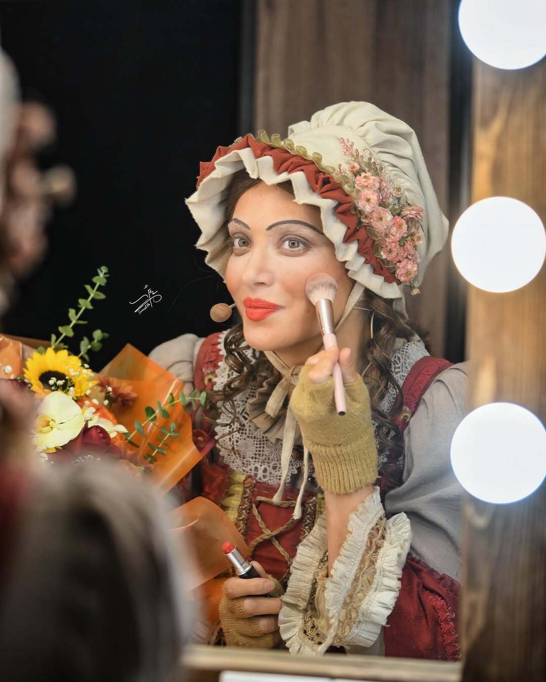 تصویری جالب از بهنوش طباطبایی در پشت صحنه نمایش الیور توئیست